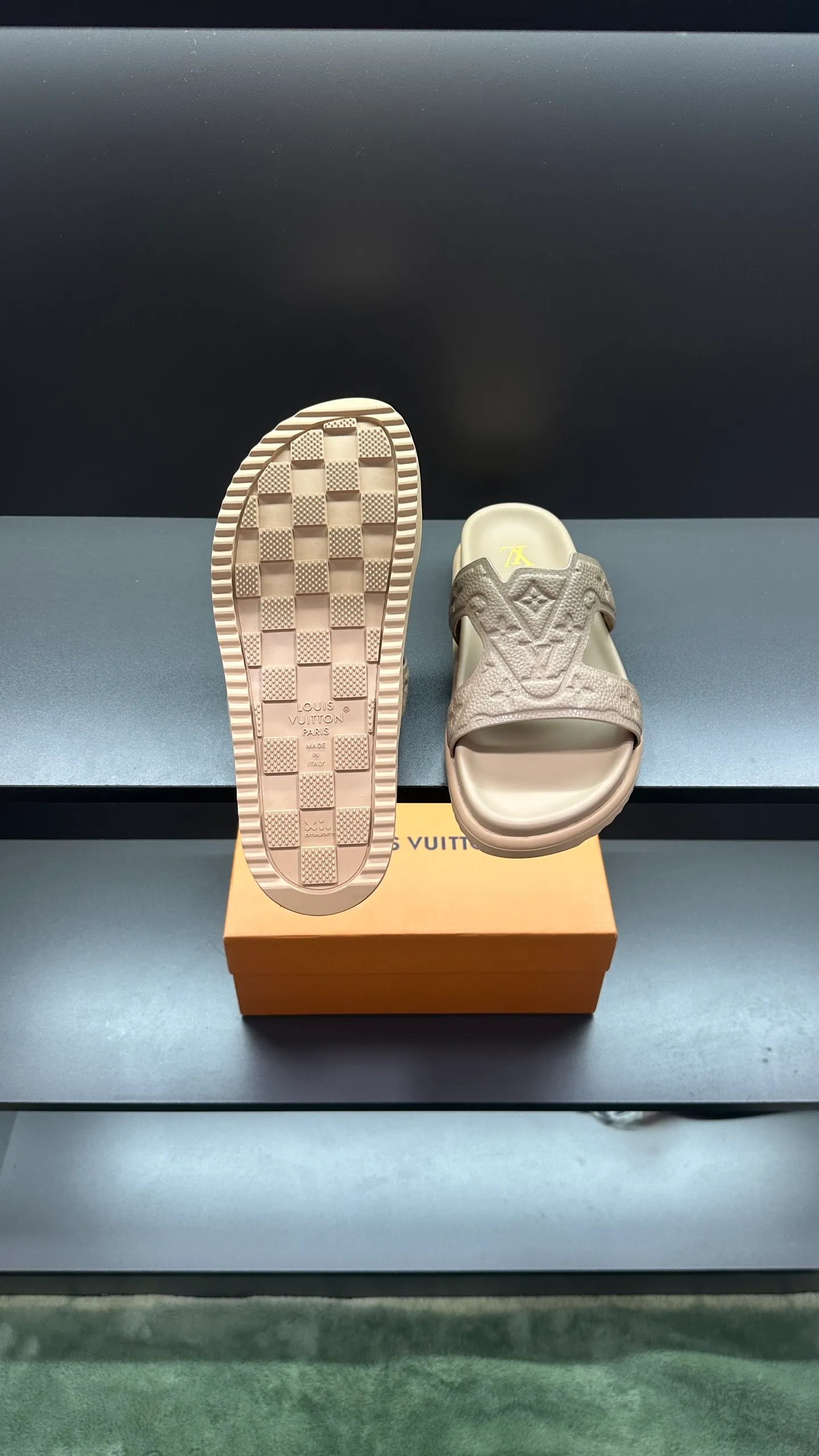 P320 🔍LV Men's Spring and Summer Slippers Counter Synchronization. The uppers are imported cowhide fabric from Italy, with logo graphics and high-quality craftsmanship. The soles are: original soles specially provided by the original factory. The exclusive movable molded soles are super comfortable. The original factory follows the order. 🔍🔍High quality. You can enter and leave the counter at will. Welcome to compare. Code number 38-45 No. 058